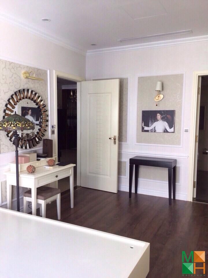 thi-cong-giay-dan-tuong-tai-royal-city (5)